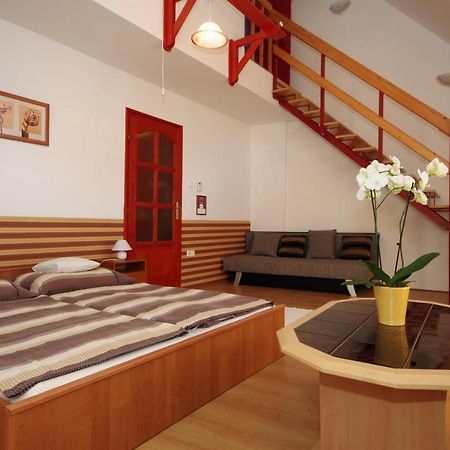 Hellasz Apartman Gyula Exterior foto