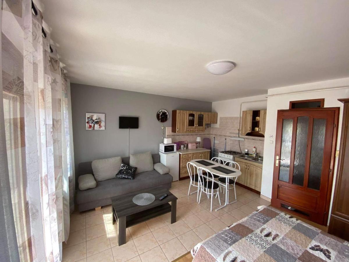 Hellasz Apartman Gyula Exterior foto