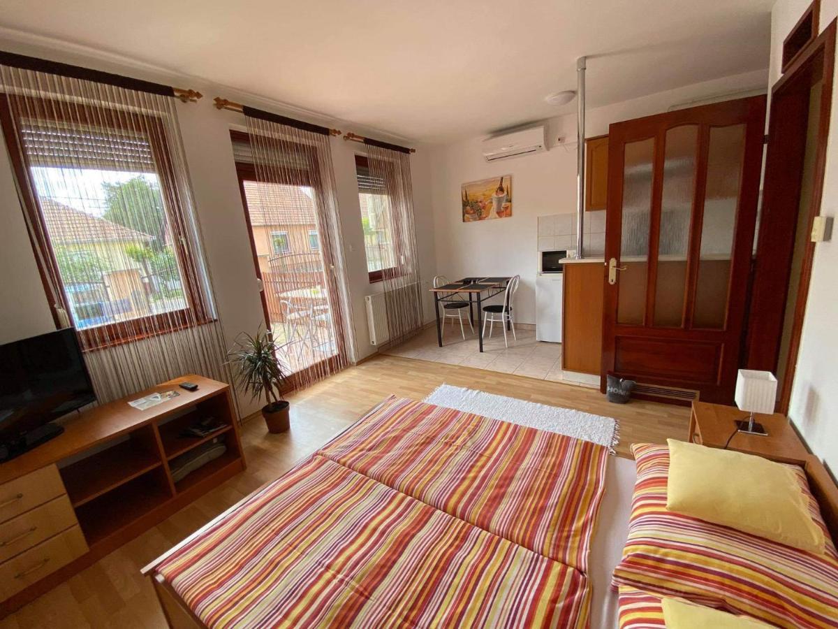 Hellasz Apartman Gyula Exterior foto