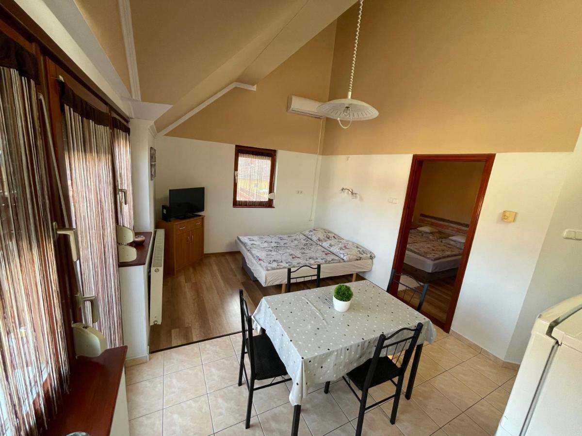 Hellasz Apartman Gyula Exterior foto