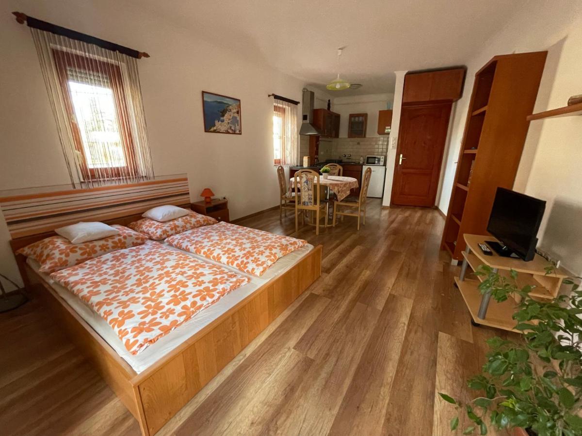 Hellasz Apartman Gyula Exterior foto