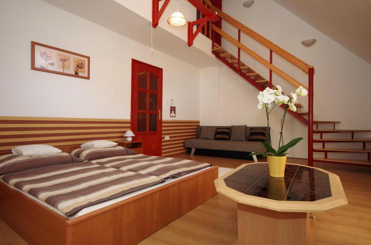 Hellasz Apartman Gyula Exterior foto